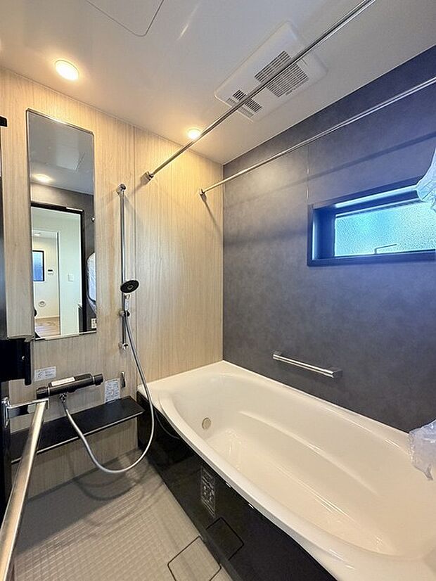 浴室乾燥機の他にも開口部のある浴室スペース。 お風呂上がりの湿気も、窓を開けておくことで改善可能。 お湯につかりながら、ちょっとした露天気分?