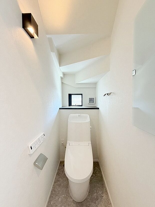 階段下を有効活用したトイレスペース。 便座はもちろんウォシュレット。