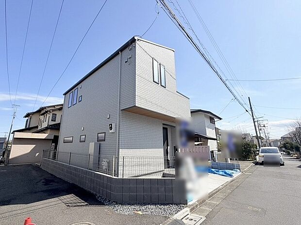 周辺の街並みの中で適度な主張、生活に溶け込むシンプルなデザインの外観が魅力の一戸建です。