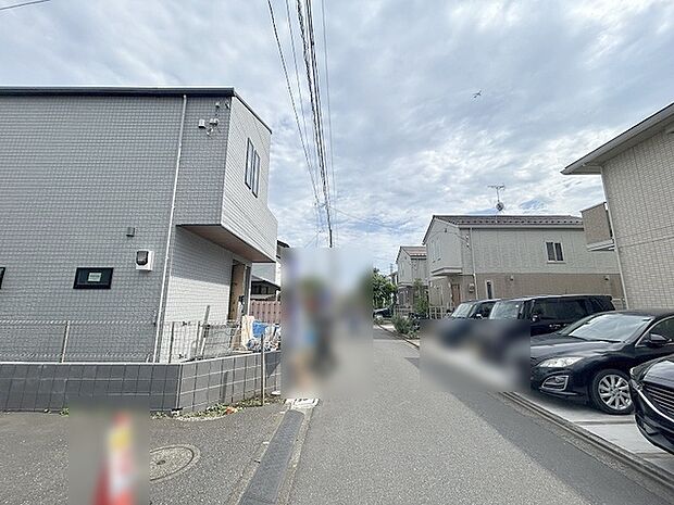周辺は住宅が建ち並ぶ閑静な住宅街です。