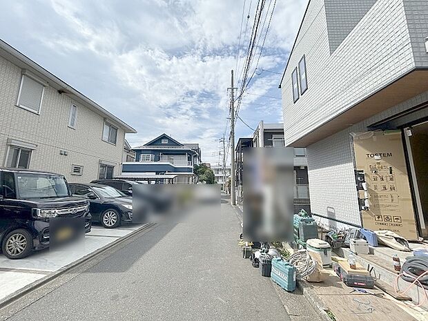 安心して暮らすことのできる住宅街。 住宅地の道路は一般に交通量が少なく車などの騒音が少ないため、住民にとって静かな生活環境が提供されます。