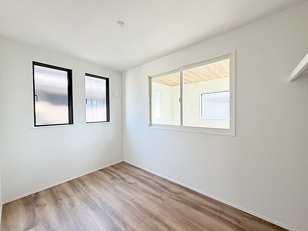 洋室はモダンなデザインと機能性を備え、快適な生活空間に。明るい窓から差し込む自然光が広々とした空間をさらに明るく開放的に感じさせます。