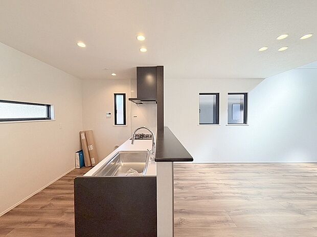 カウンターキッチンは、キッチン側とリビング側に分かれてお店間隔でのお食事も可能!! お休みの日には、いろいろな楽しみ方を家族みんなでお楽しみください