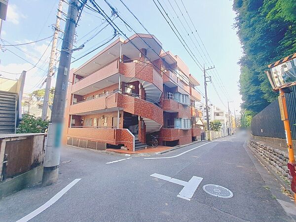 周辺は住宅が建ち並ぶ閑静な住宅街です。