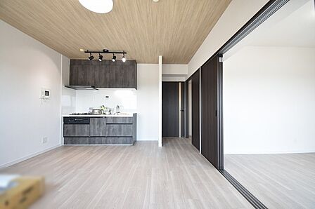 実際に室内をご見学頂くと生活のイメージが広がると思います。家具を置いたイメージや窓からの景色など。周辺で販売に出している物件も一緒にまとめてご見学頂き、比較する事もできます。