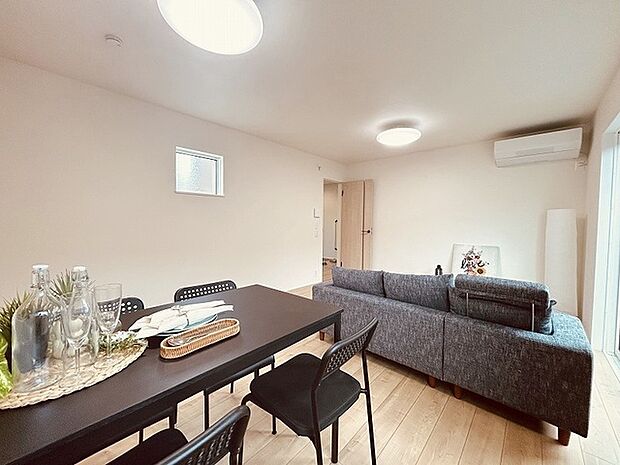 家族が食事するダイニングスペースをキッチンから見渡せる設計に。お料理をしながら家族とのコミュニケーションが増えそうな予感。