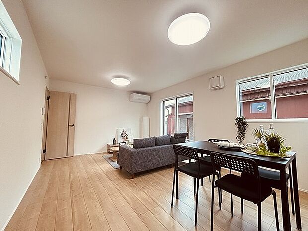 家族の集まるリビングは気持ちの良い自然光が差し込む団欒空間。室内のご見学予約も随時、受付中ですのでお気軽にお問合せください。