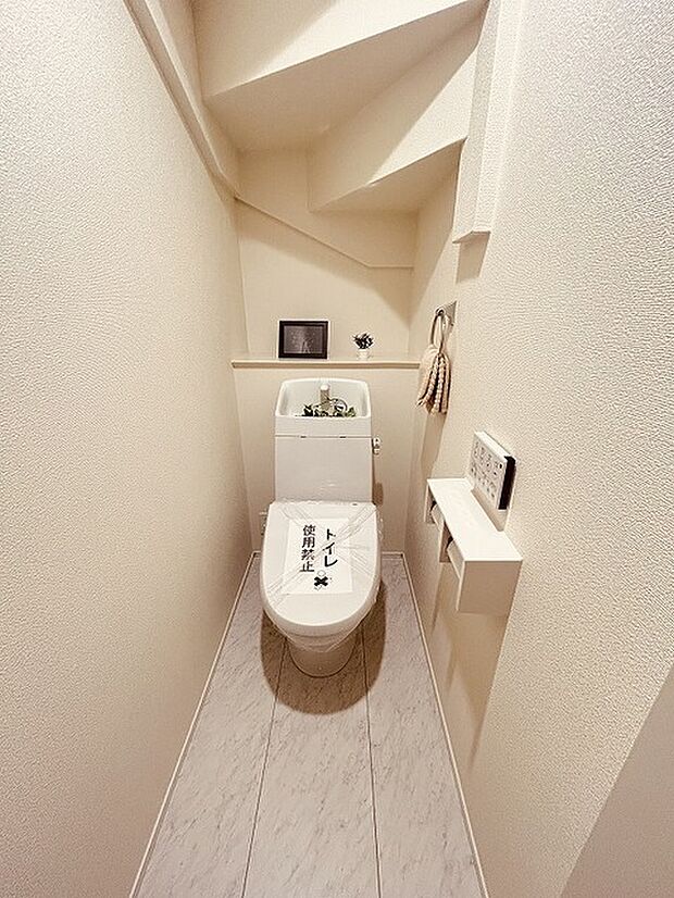 階段下を有効活用したトイレスペース。 便座はもちろんウォシュレット。  