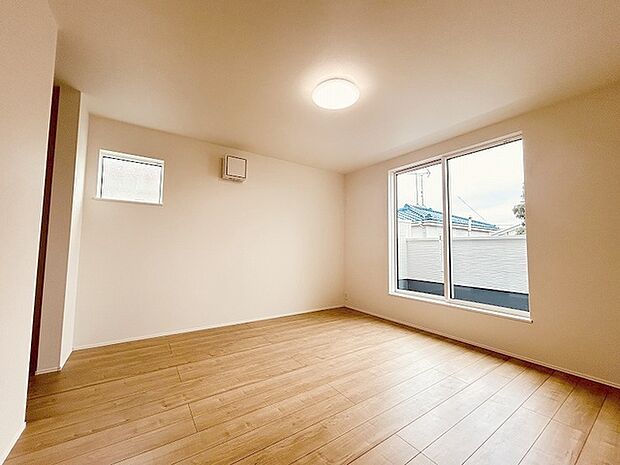 スタイリッシュなデザインと快適な居住性を兼ね備えた洋室。広々とした空間は、自分らしいインテリアを楽しむことができるほか、リラックスした時間を過ごすことができそうです。