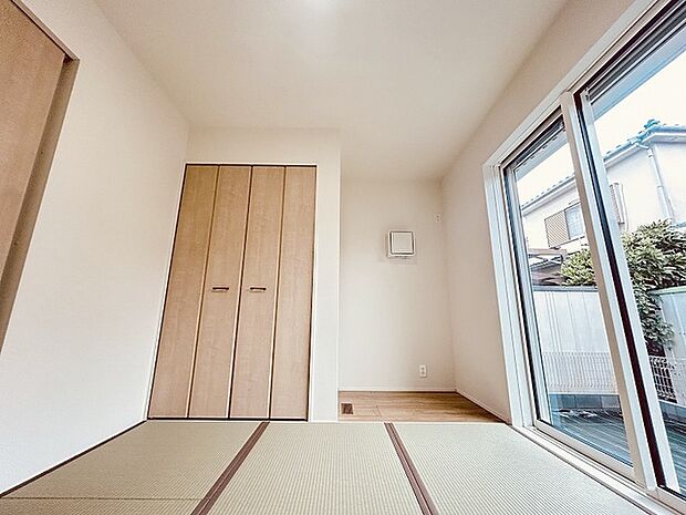 畳の香りと柔らかな光がリラックスした空間を作ります。 