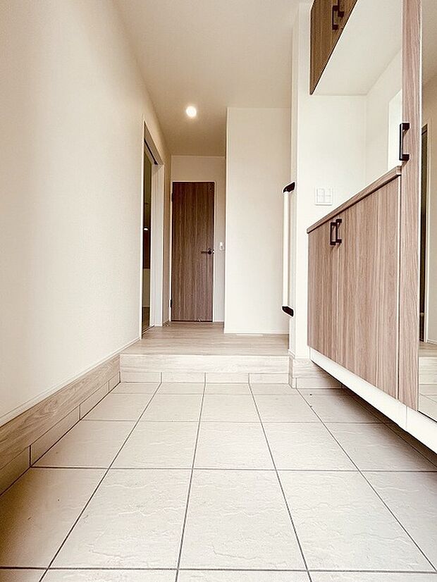 玄関は家の第一印象を左右する重要な場所。ほどよい広さとスタイリッシュな色遣いが印象的です。 