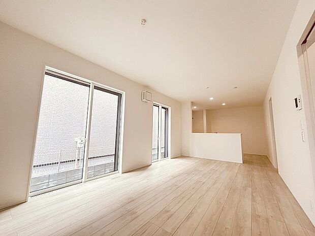 家族が食事するダイニングスペースをキッチンから見渡せる設計に。お料理をしながら家族とのコミュニケーションが増えそうな予感。