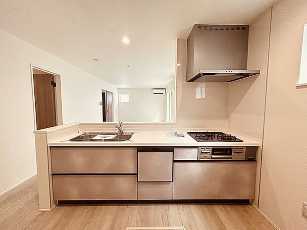 お料理をしながらリビングの家族やゲストとの会話が楽しめるカウンタータイプのキッチン。毎日のお料理を楽しく快適に。