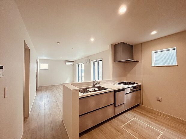 キッチンコンロスペースの近くには、空気の入れ替えが可能な開口部を設置！！ お料理をする際には、換気扇を回しながら匂いが籠らない様に開放してお料理もお楽しみ頂けます。 