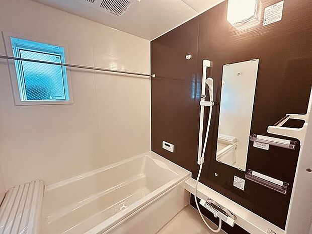 一日の疲れを癒してくれるゆったりとしたバスルームです。