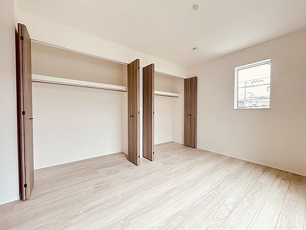 豊富な収納スペースもこの物件の特長の一つ。各所に収納が完備されており、生活をスッキリと整えることができます。 