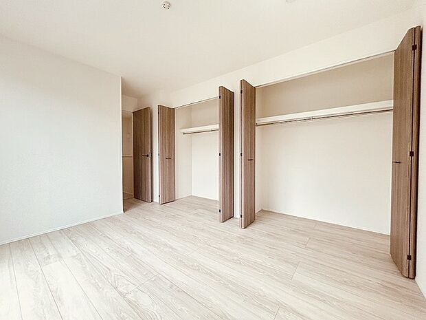 収納スペースがたっぷりと確保されたこの物件では、生活をより快適に送ることができます。
