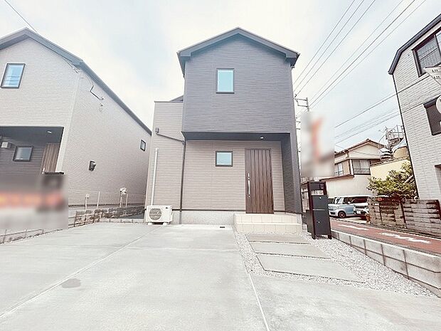 周辺の街並みの中で適度な主張、生活に溶け込むシンプルなデザインの外観が魅力の一戸建です。 