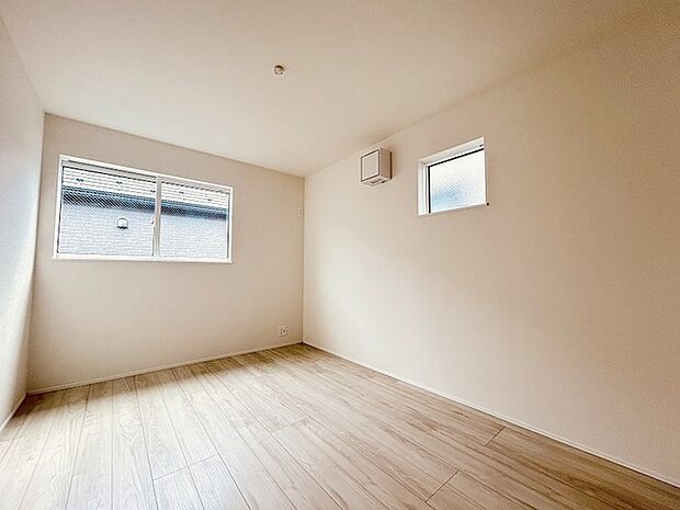 洋室はモダンなデザインと機能性を備え、快適な生活空間に。明るい窓から差し込む自然光が広々とした空間をさらに明るく開放的に感じさせます。  