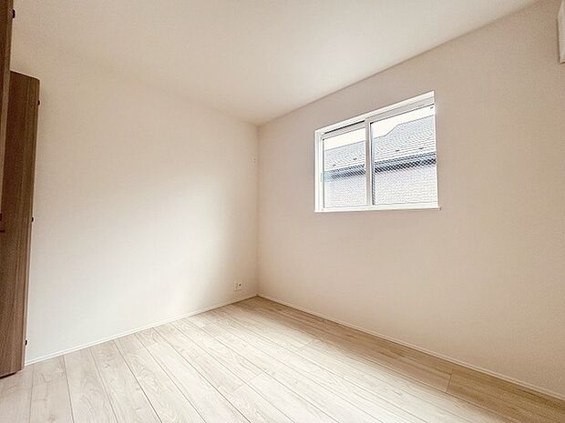 スタイリッシュなデザインと快適な居住性を兼ね備えた洋室。広々とした空間は、自分らしいインテリアを楽しむことができるほか、リラックスした時間を過ごすことができそうです。