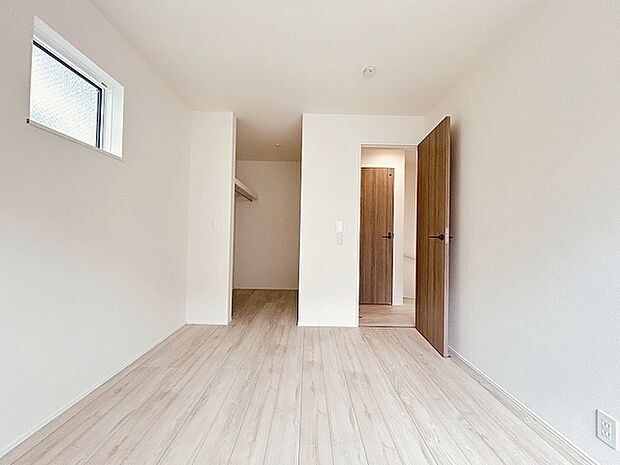 実際に室内をご見学頂くと生活のイメージが広がると思います。家具を置いたイメージや窓からの景色など。周辺で販売に出している物件も一緒にまとめてご見学頂き、比較する事もできます。