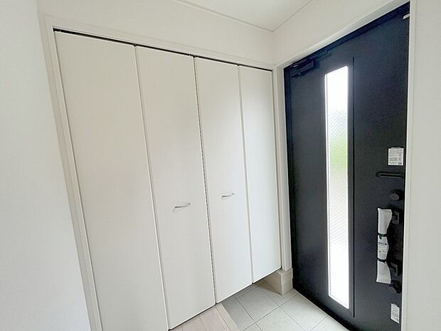 玄関は家の第一印象を左右する重要な場所。ほどよい広さとスタイリッシュな色遣いが印象的です。