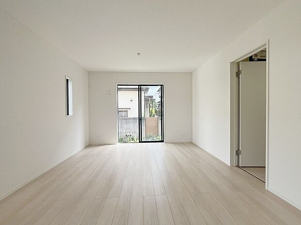 家族の集まるリビングは気持ちの良い自然光が差し込む団欒空間。室内のご見学予約も随時、受付中ですのでお気軽にお問合せください。