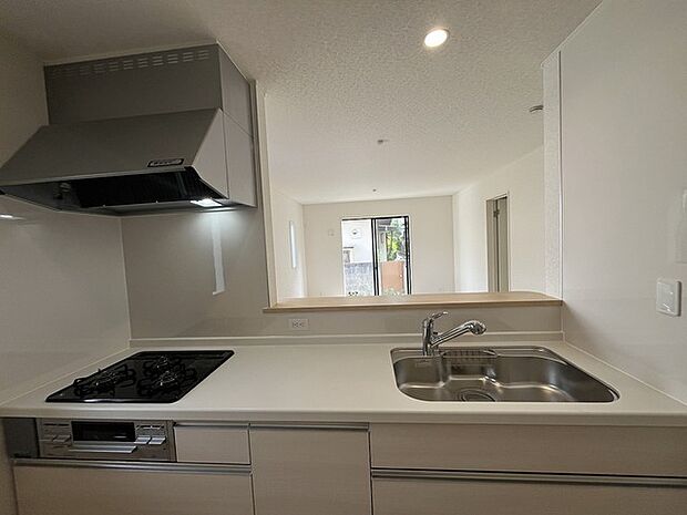 家族が食事するダイニングスペースをキッチンから見渡せる設計に。お料理をしながら家族とのコミュニケーションが増えそうな予感。