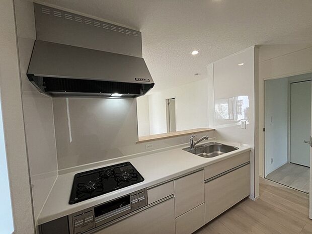 カウンターキッチンならではの開放的な見通し、全体が見渡せることでご家族の団欒スペースもより明るく笑顔が溢れる空間となります。