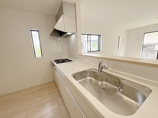 キッチンコンロスペースの近くには、空気の入れ替えが可能な開口部を設置!! お料理をする際には、換気扇を回しながら匂いが籠らない様に開放してお料理もお楽しみ頂けます。