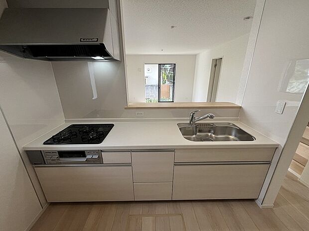 お料理をしながらリビングの家族やゲストとの会話が楽しめるカウンタータイプのキッチン。毎日のお料理を楽しく快適に。