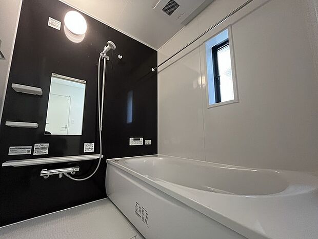 一日の疲れを癒してくれるゆったりとしたバスルームです。