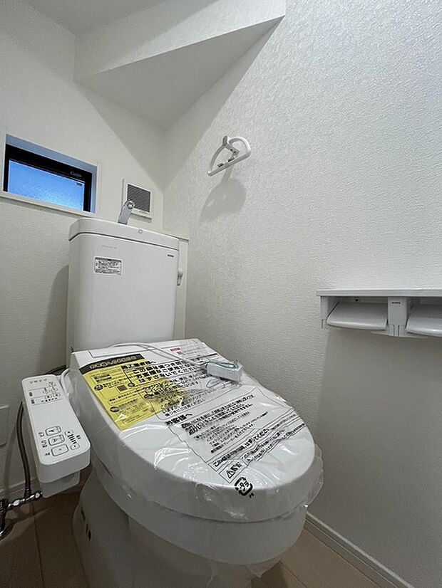 階段下を有効活用したトイレスペース。 便座はもちろんウォシュレット。