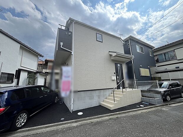 周辺の街並みの中で適度な主張、生活に溶け込むシンプルなデザインの外観が魅力の一戸建です。