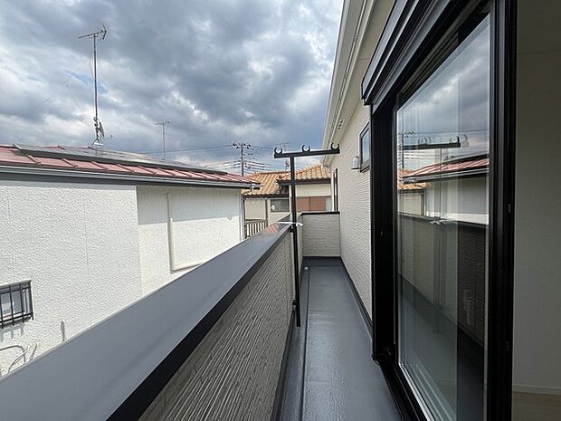 季節の変化や天気の良い日には、バルコニーでの時間が心地よく、気分をリフレッシュさせることができます。