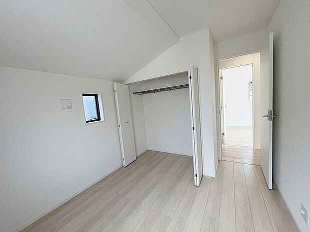 洋室はモダンなデザインと機能性を備え、快適な生活空間に。明るい窓から差し込む自然光が広々とした空間をさらに明るく開放的に感じさせます。