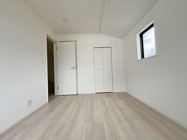 実際に室内をご見学頂くと生活のイメージが広がると思います。家具を置いたイメージや窓からの景色など。周辺で販売に出している物件も一緒にまとめてご見学頂き、比較する事もできます。