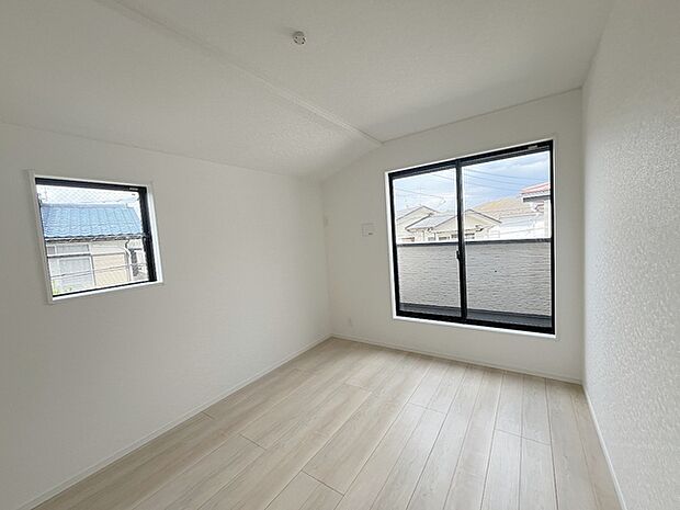 洋室はモダンなデザインと機能性を備え、快適な生活空間に。明るい窓から差し込む自然光が広々とした空間をさらに明るく開放的に感じさせます。