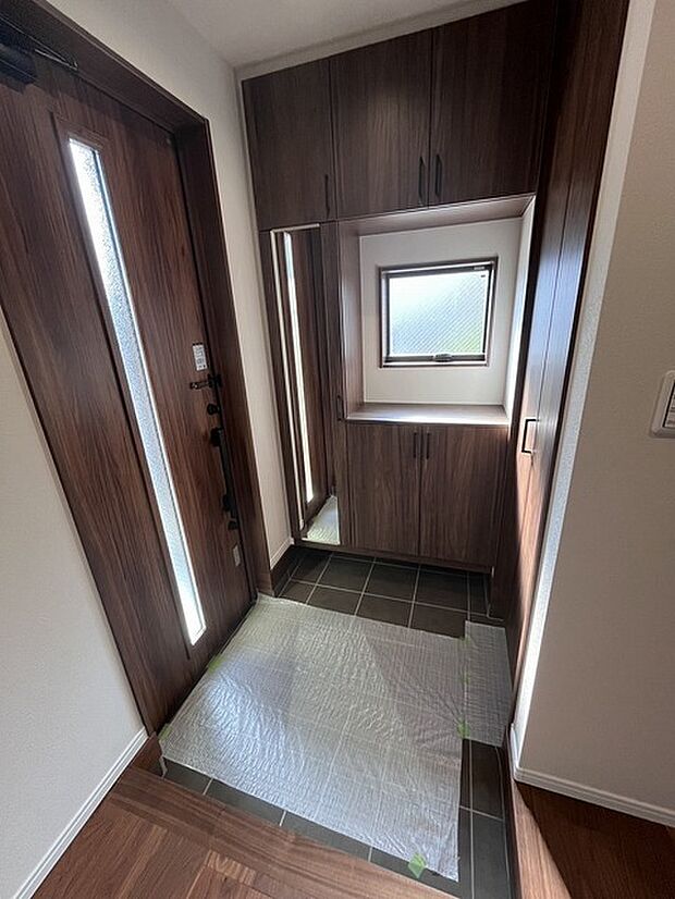 コンパクトながらも、使い勝手の良い玄関スペース。明るいデザインと、収納スペースを効果的に配置することで、使い勝手を最大限に引き出しています。