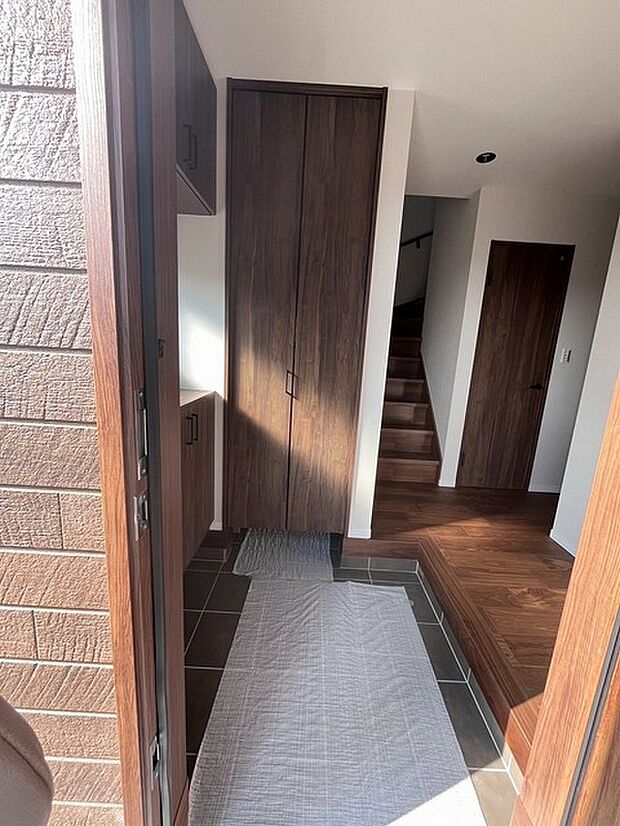 玄関は家の第一印象を左右する重要な場所。ほどよい広さとスタイリッシュな色遣いが印象的です。