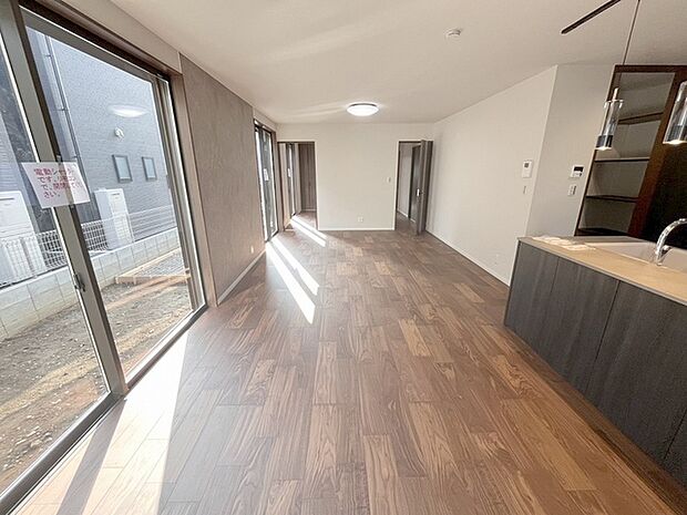 家族の集まるリビングは気持ちの良い自然光が差し込む団欒空間。室内のご見学予約も随時、受付中ですのでお気軽にお問合せください。