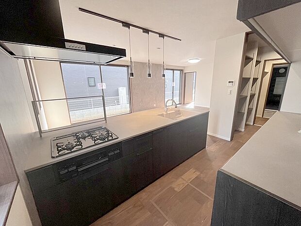 お料理をしながらリビングの家族やゲストとの会話が楽しめるカウンタータイプのキッチン。毎日のお料理を楽しく快適に。