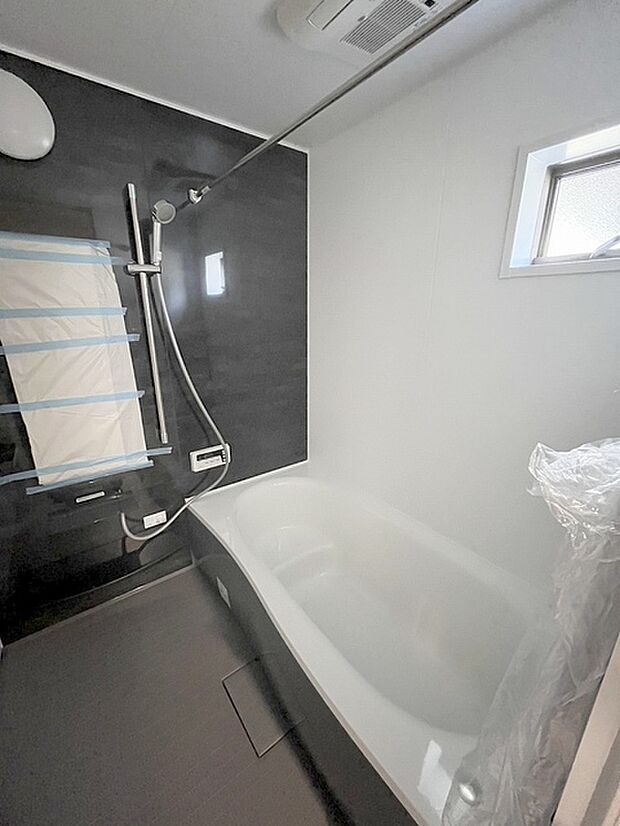 一日の疲れを癒してくれるゆったりとしたバスルームです。