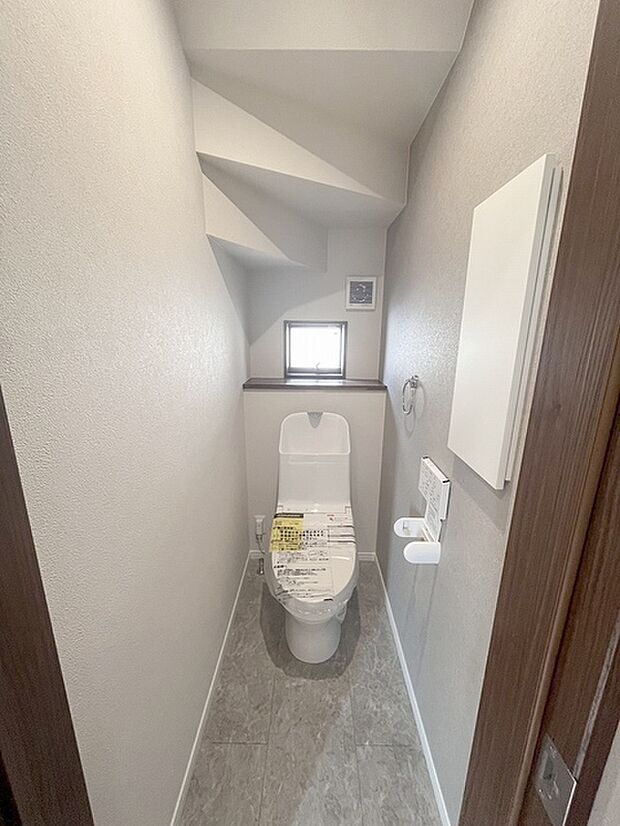 階段下を有効活用したトイレスペース。 便座はもちろんウォシュレット。