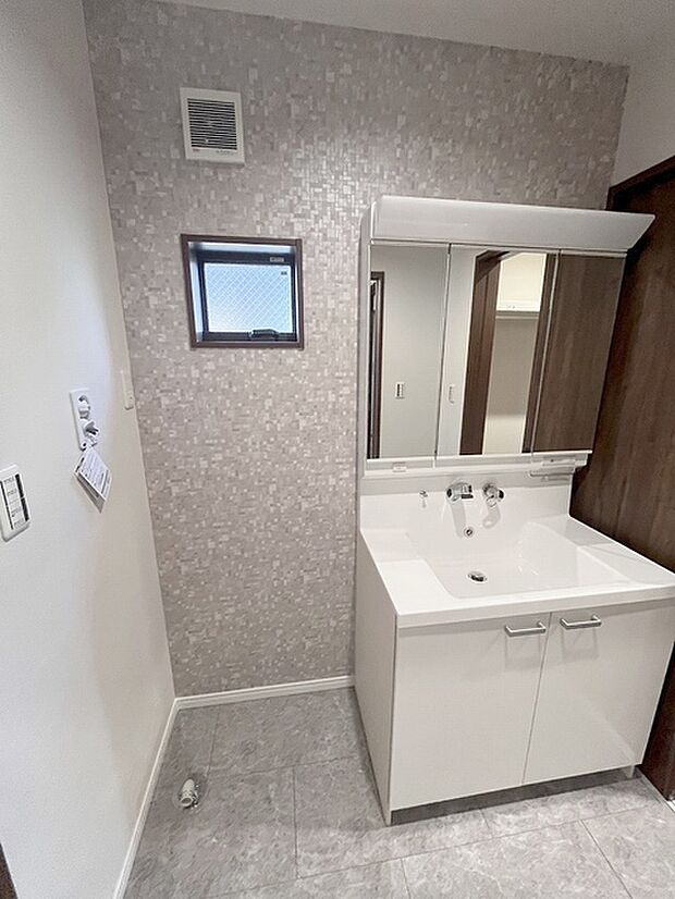 三面鏡に洗面台。 コンセントに照明機能、多機能性を備えた設備です。