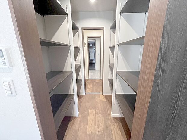 収納スペースがたっぷりと確保されたこの物件では、生活をより快適に送ることができます。
