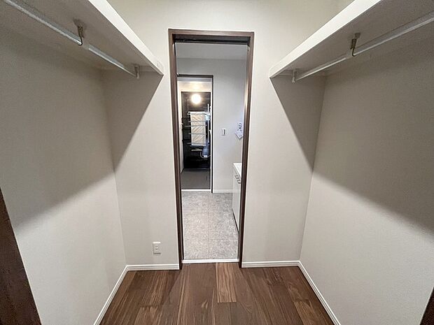 沢山のお洋服などを収納できそうなウォークインクローゼット。