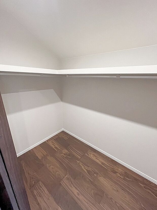 豊富な収納スペースもこの物件の特長の一つ。各所に収納が完備されており、生活をスッキリと整えることができます。