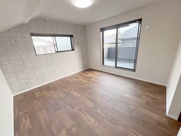 洋室はモダンなデザインと機能性を備え、快適な生活空間に。明るい窓から差し込む自然光が広々とした空間をさらに明るく開放的に感じさせます。