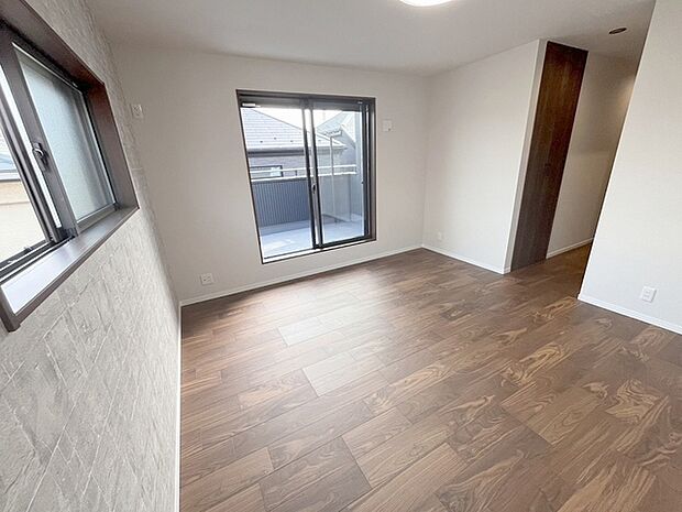 実際に室内をご見学頂くと生活のイメージが広がると思います。家具を置いたイメージや窓からの景色など。周辺で販売に出している物件も一緒にまとめてご見学頂き、比較する事もできます。